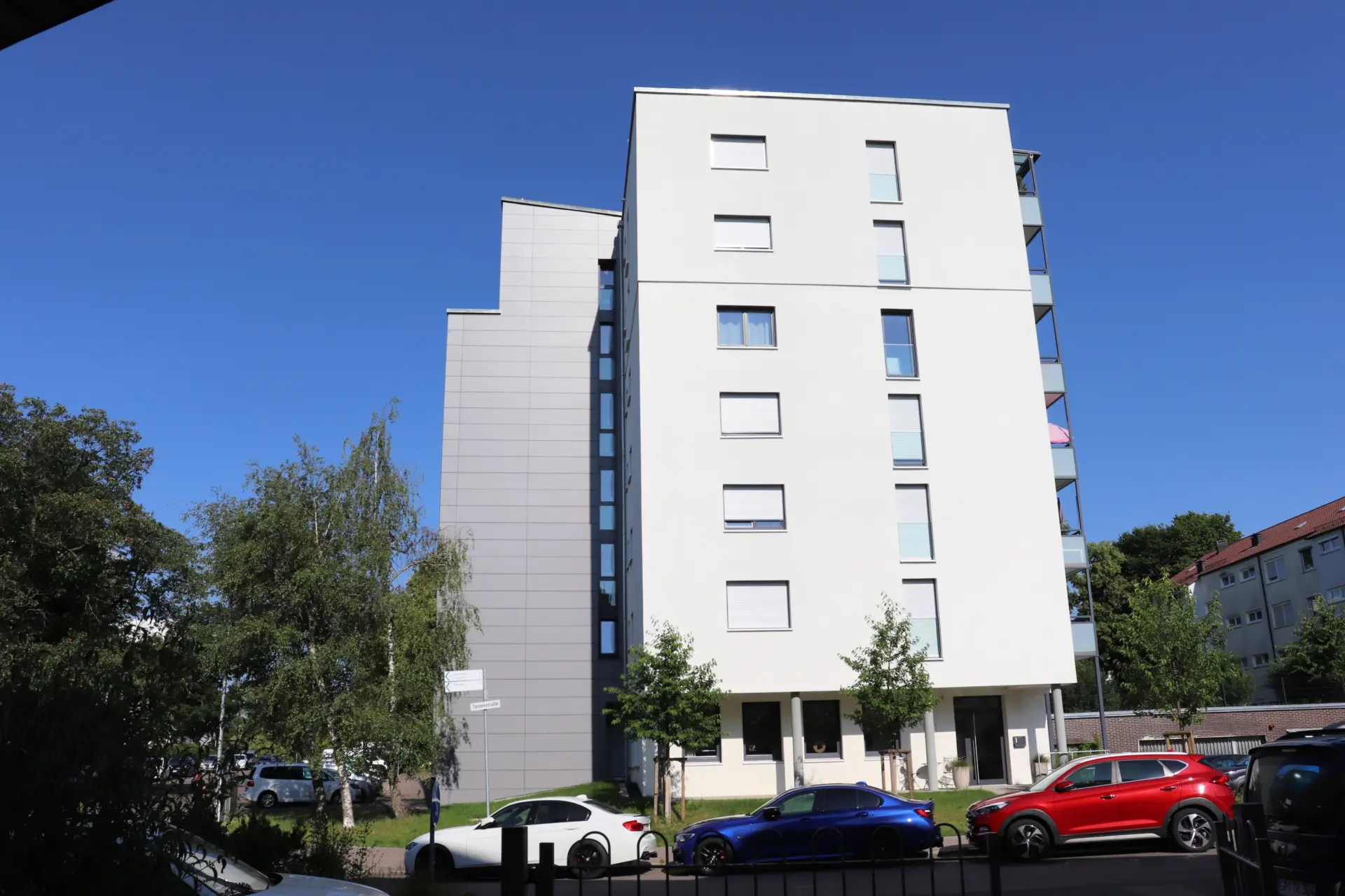 Detailansicht Aufzugsturm Tannenstraße – Fassadenverkleidung und barrierefreier Zugang, Tragwerksplanung Hagedorn Ingenieure