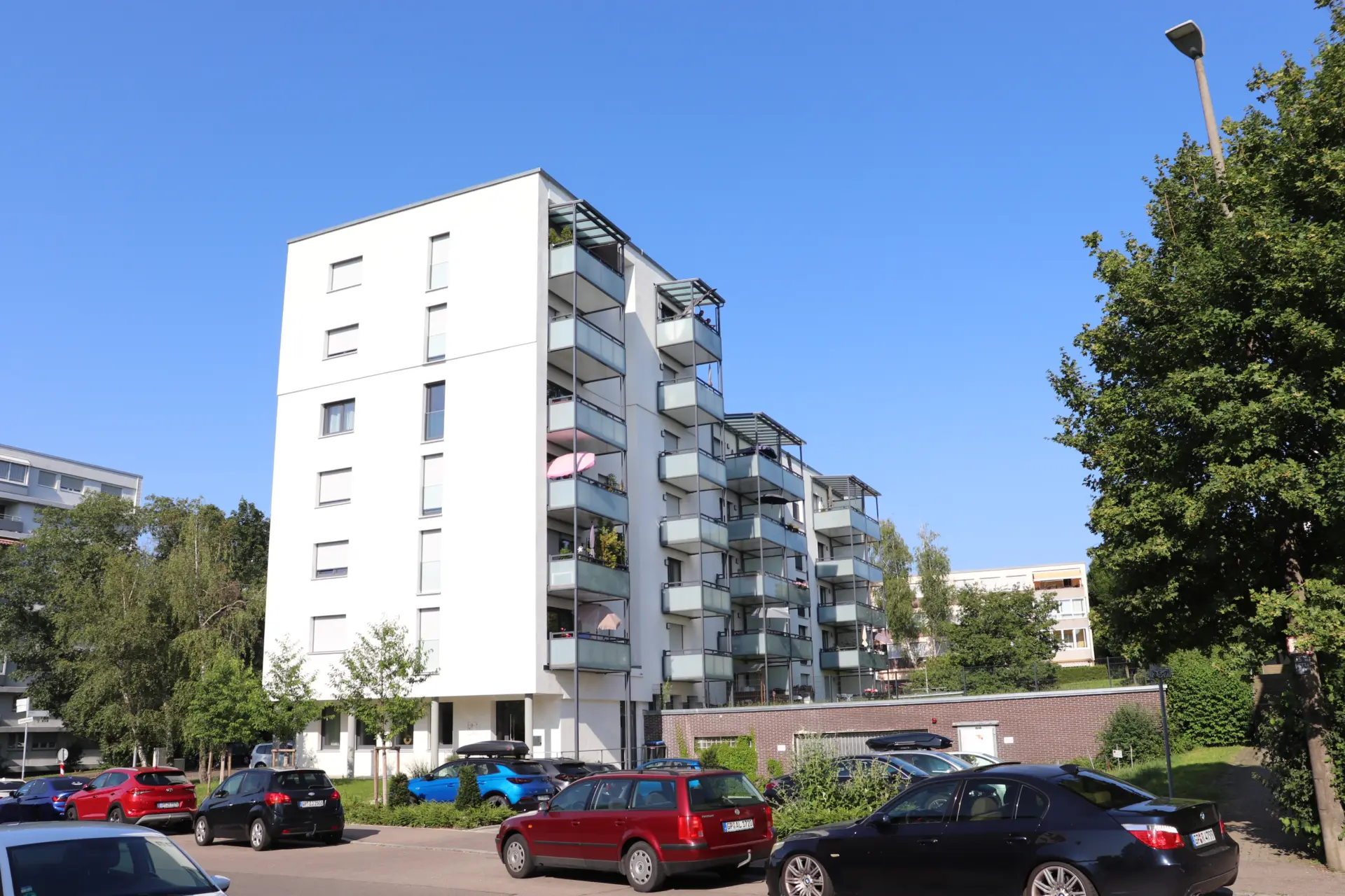 Gesamtansicht Eichenstraße mit Stahlbalkonen und Tiefgarage – Kernsanierung Wohnanlage, Tragwerksplanung Hagedorn Ingenieure