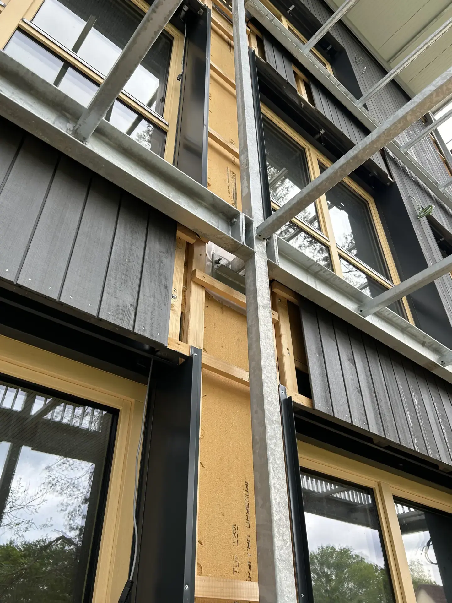 Detailansicht Fassade Kita Manzen – Stahl-Unterkonstruktion und Holzverkleidung am dreigeschossigen Neubau, Hagedorn Ingenieure