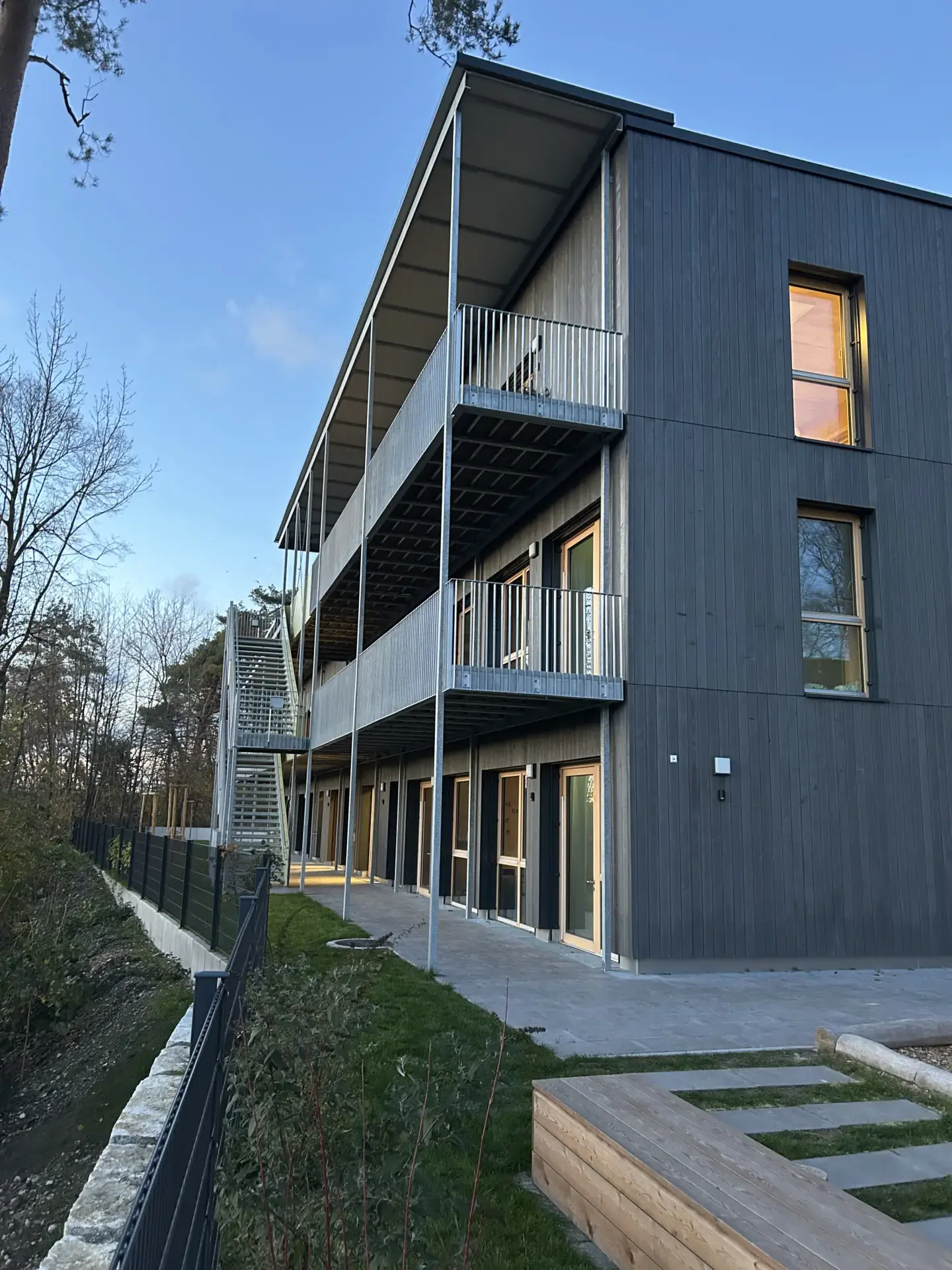 Treppenanlage und Laubengang Kita Manzen – Stahlbau-Erschließung am dreigeschossigen Holzbau, Hagedorn Ingenieure
