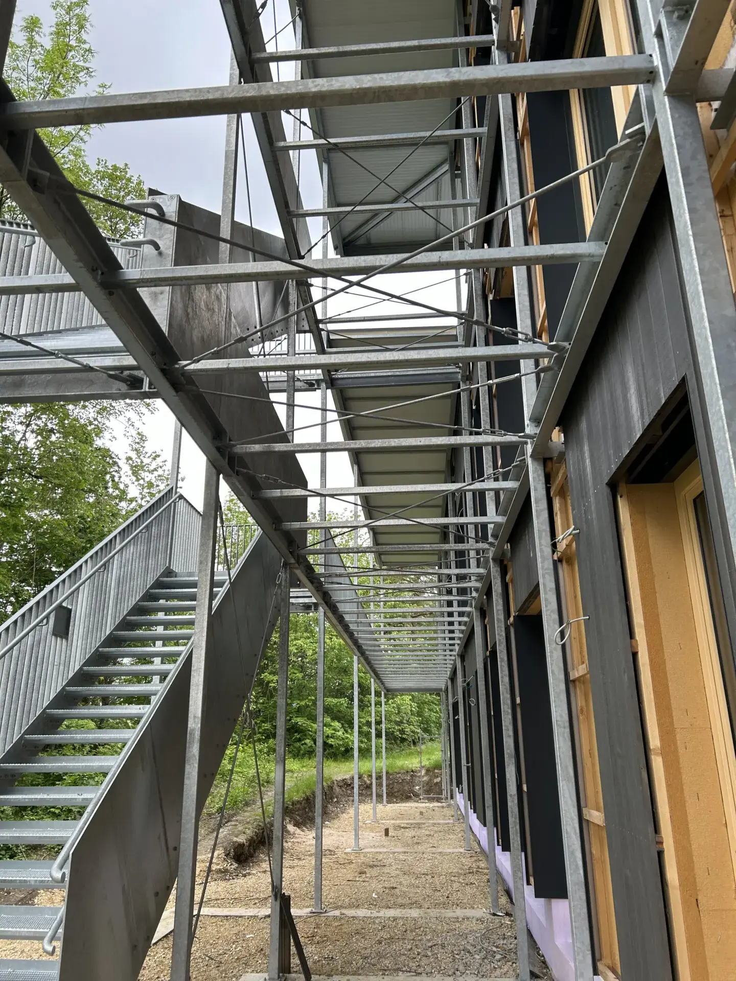 Tragwerk Kita Manzen von unten – Stahlkonstruktion Laubengang mit Holzdecke, Tragwerksplanung Hagedorn Ingenieure Göppingen